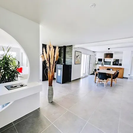 5 Etoiles With Swimming Pool, Sauna And Balneo